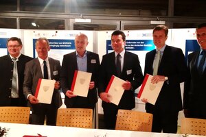 Die Projektpartner bei der Unterzeichnung der Resolution (von links nach rechts: Gerhard Eck (Staatssekretär im Bayerischen Staatsministerium des Innern, MdL), Anton St