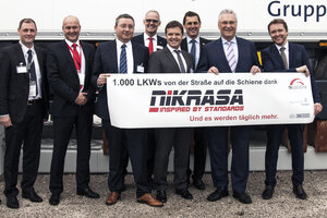 [Translate to Englisch:] Das NiKRASA-Kompetenzteam feiert gemeinsam mit Staatsminister Joachim Herrmann den 1000. NiKRASA-Transport.