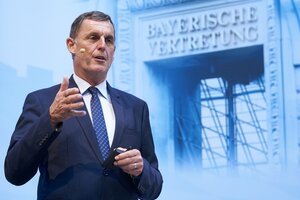 Karl Fischer, Geschäftsführer LKZ Prien GmbH, präsentiert die Projektergebnisse des Projektes Future Trailer for road and rail.